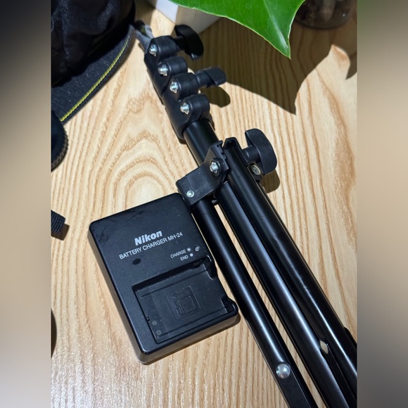 Nikon D3400 DSLR like new with 2 different lenses-batteries-bag and camera stand - Picture 5 of 5